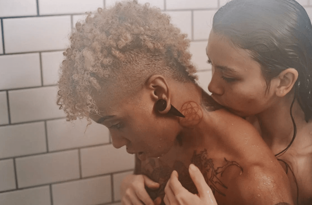 🚿 💦 How to Use a Dildo in the Shower? - The Dildo Hub